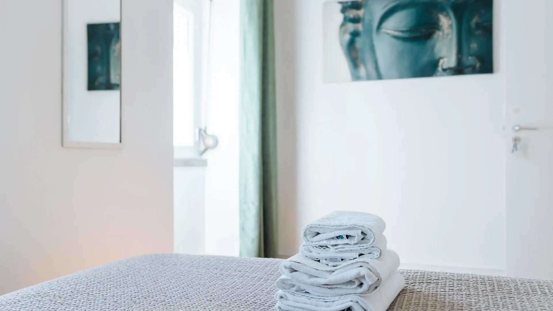 Homestay Aquilla Family Room 206 Lisbon Portugal