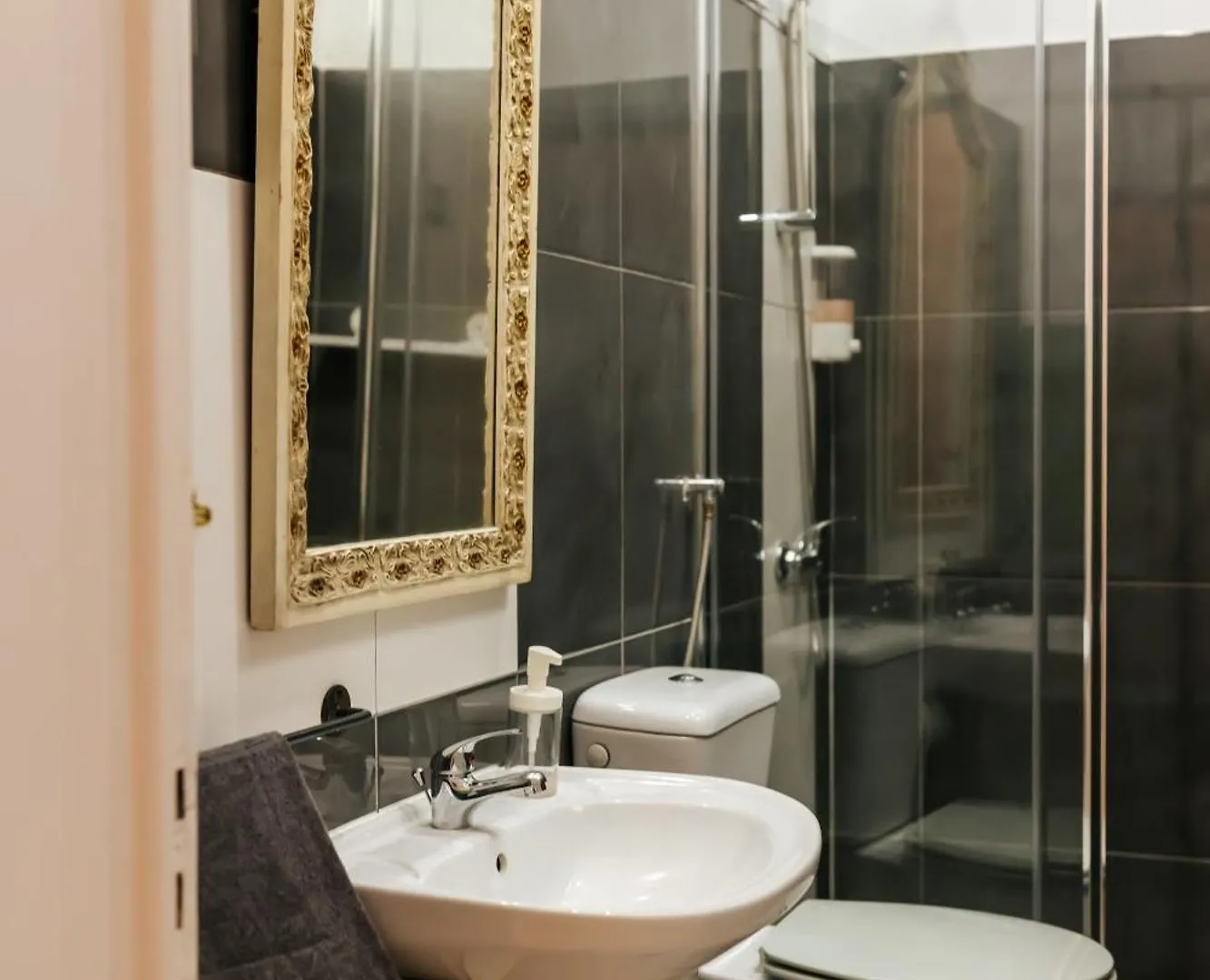 Homestay Aquilla Family Room 206 Lisbon Portugal